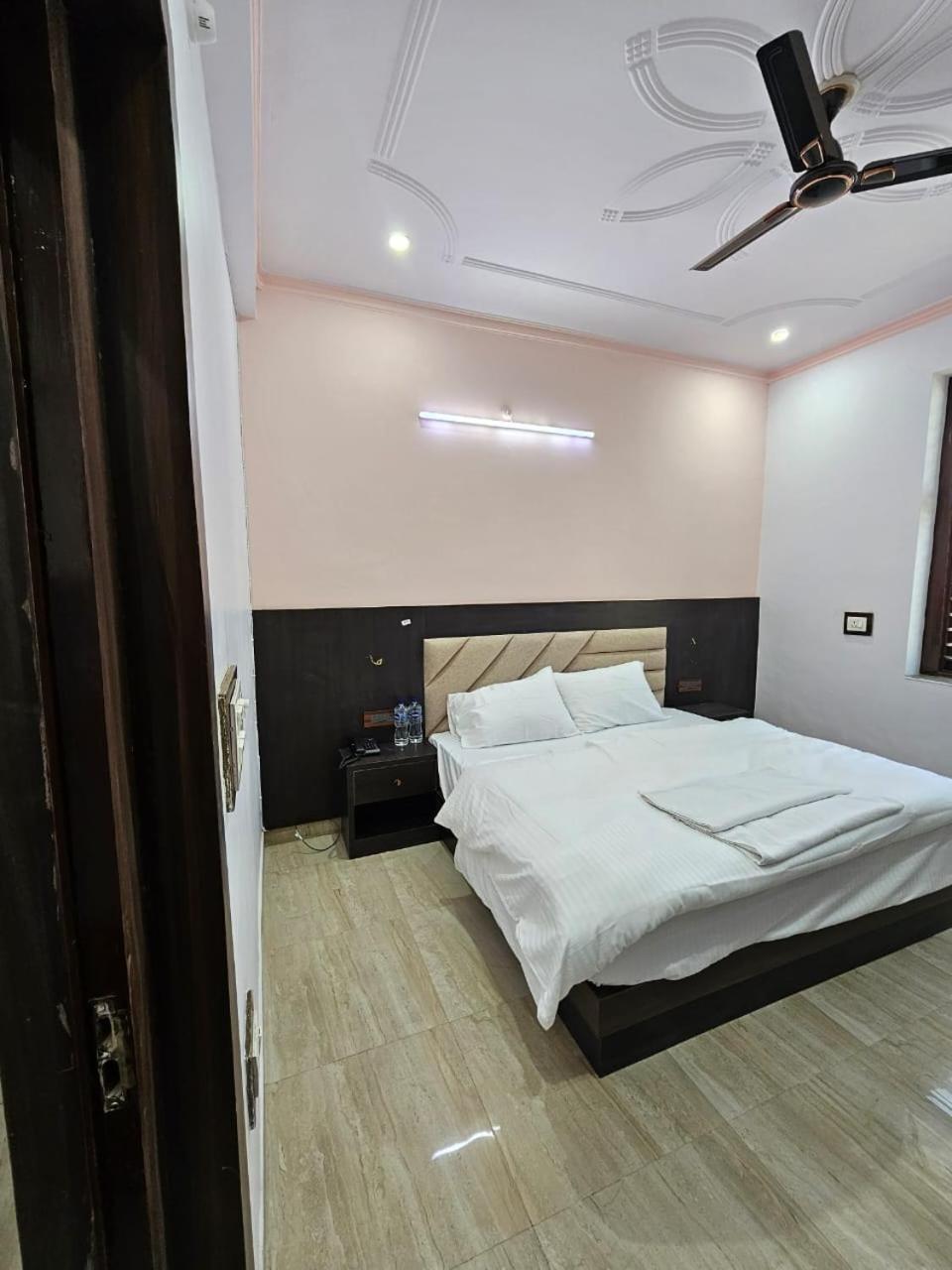 Shri Krishna Divine Dham Hotell Mathura Exteriör bild