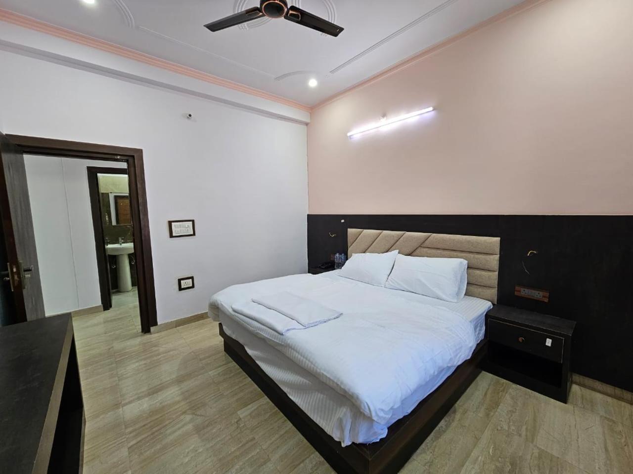 Shri Krishna Divine Dham Hotell Mathura Exteriör bild