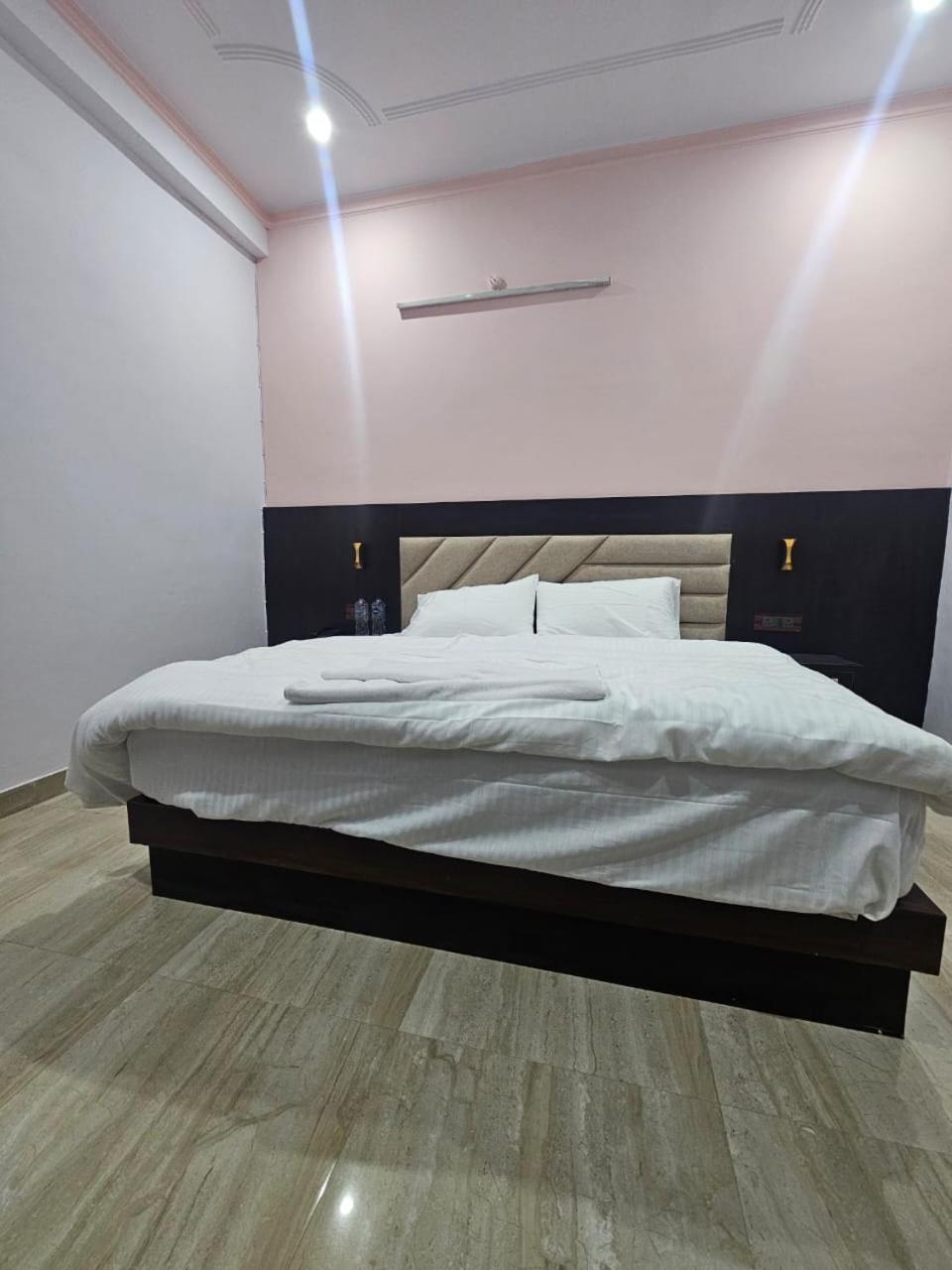 Shri Krishna Divine Dham Hotell Mathura Exteriör bild