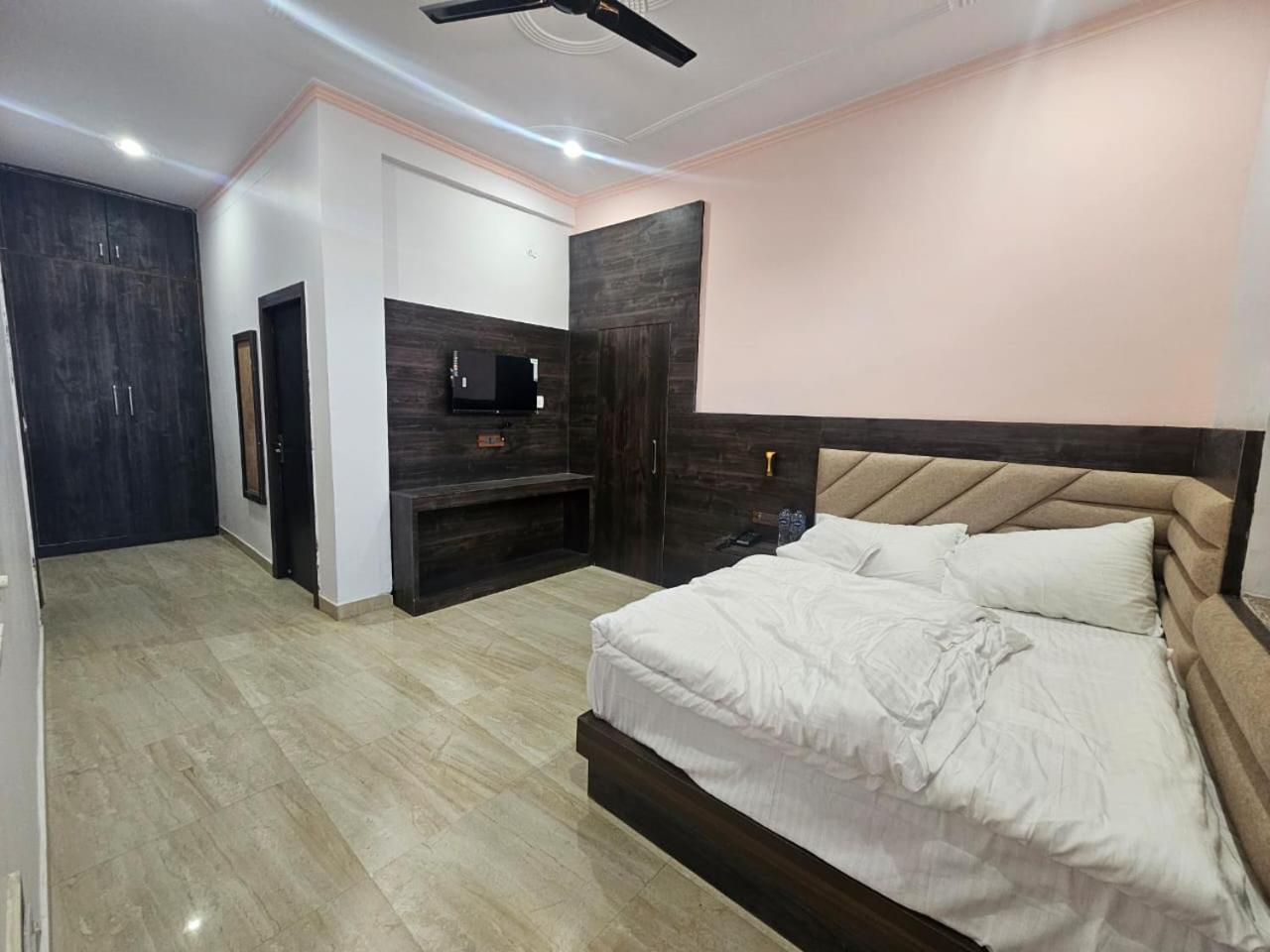 Shri Krishna Divine Dham Hotell Mathura Exteriör bild