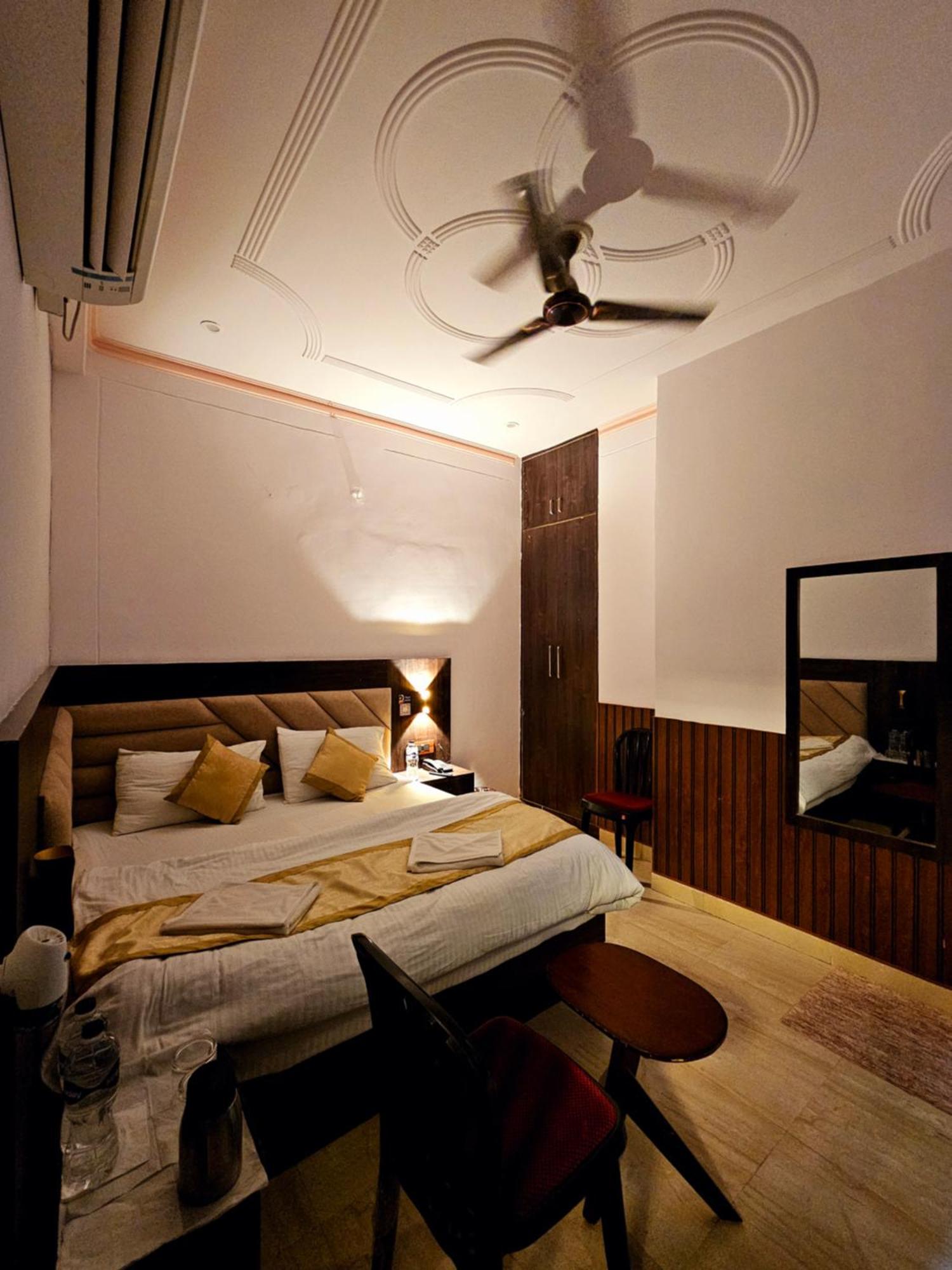 Shri Krishna Divine Dham Hotell Mathura Exteriör bild