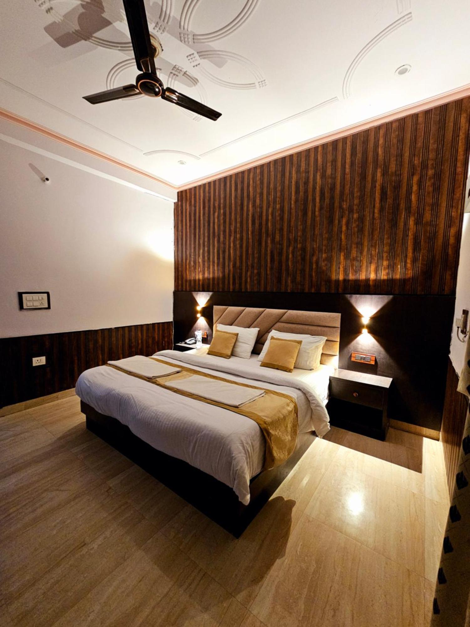 Shri Krishna Divine Dham Hotell Mathura Exteriör bild
