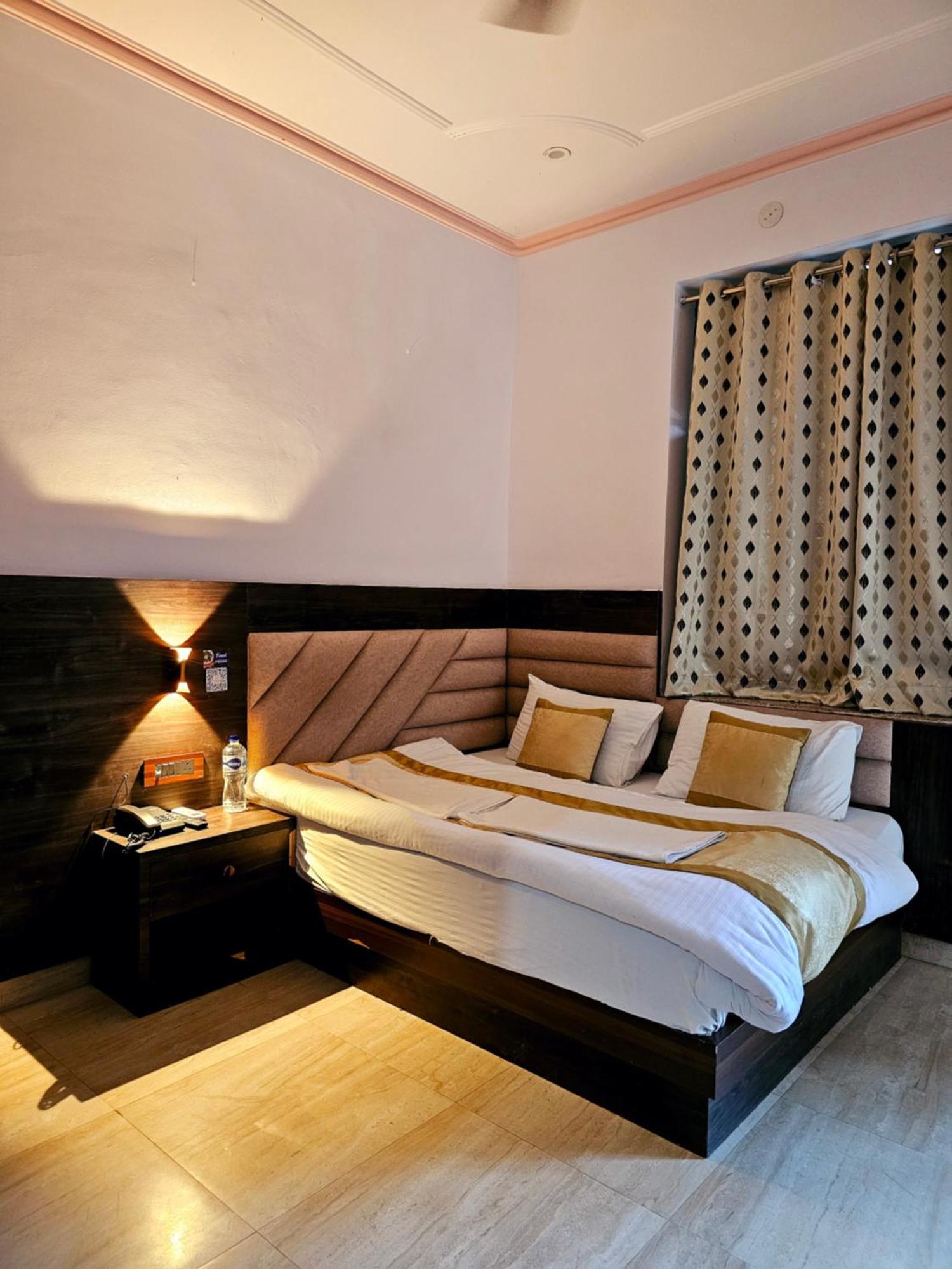 Shri Krishna Divine Dham Hotell Mathura Exteriör bild